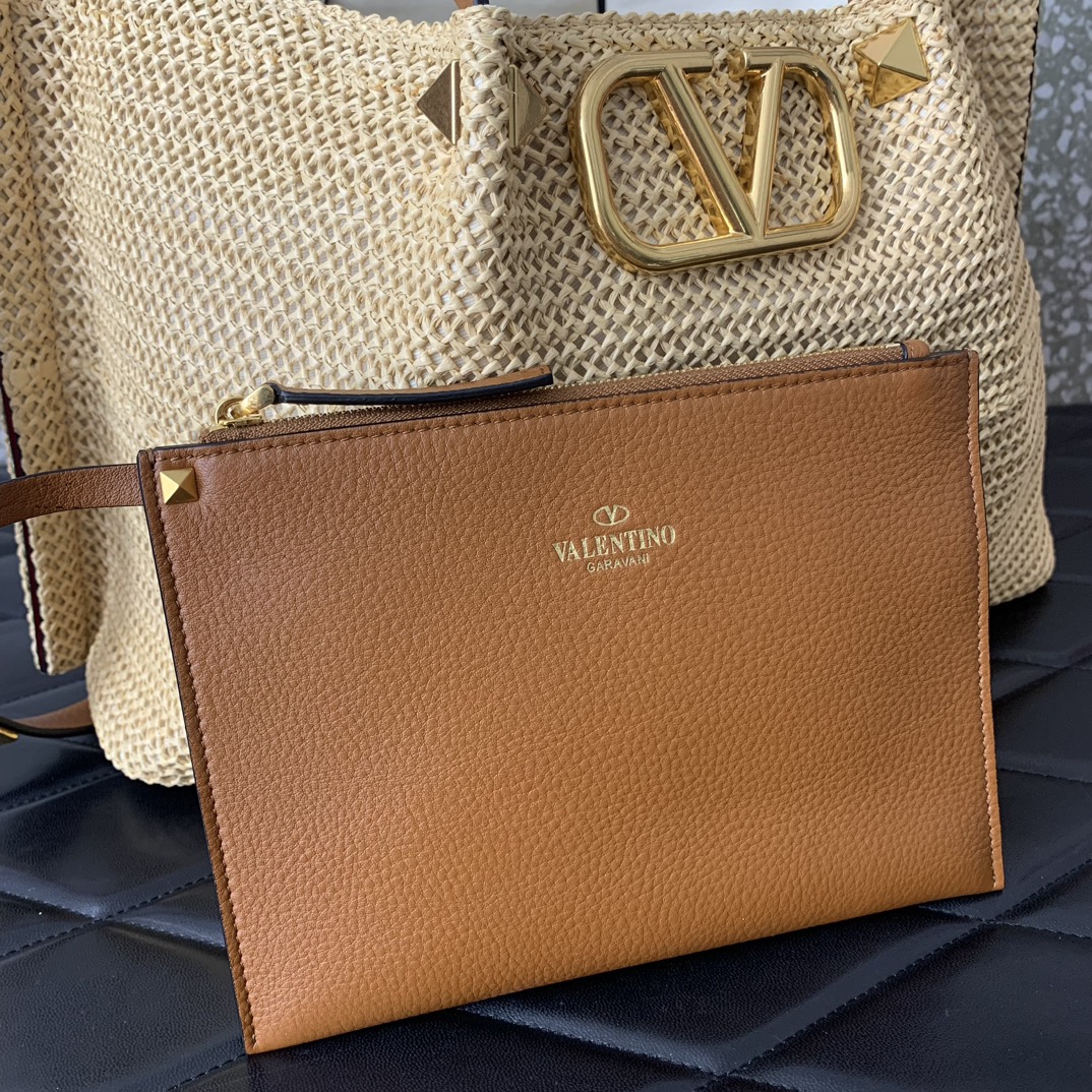 Valentino Garavani Medium Shoulder Bag in Natural Synthetic Raffia 